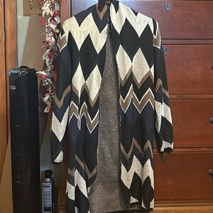 A cute sweater with a long finish at the end and mid-length sleeves